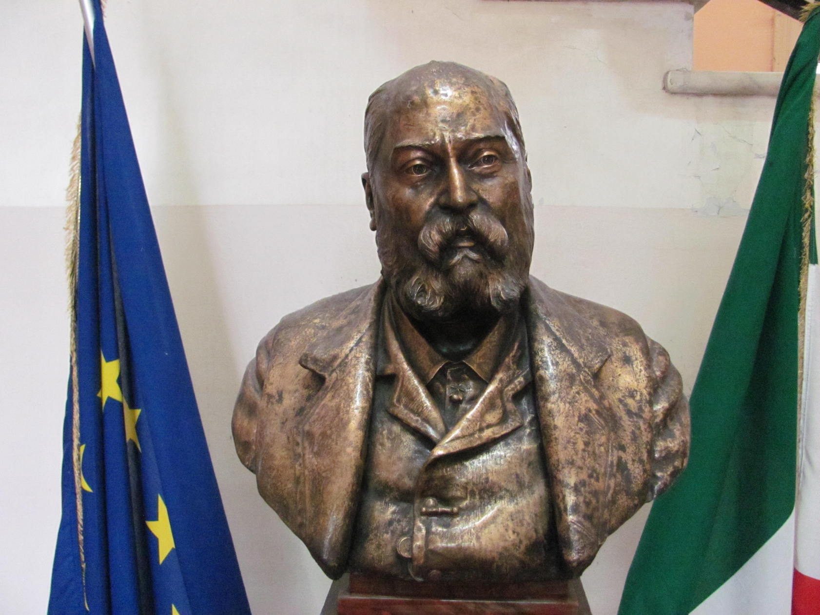 Luigi Amabile's bust3.JPG